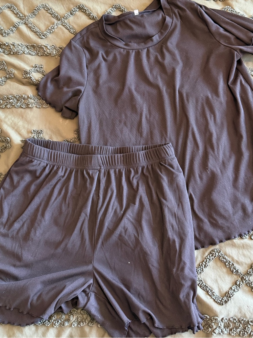 Two ribbed lounge sets with pockets